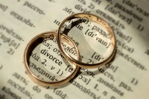 Image of rings removed before divorce mediation Waterlooville